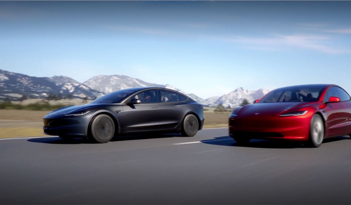 Tesla Model 3 i grå og rød - 2024 Model 3 årgang Tesla Model 3 i grå og rød - 2024 Model 3 årgang