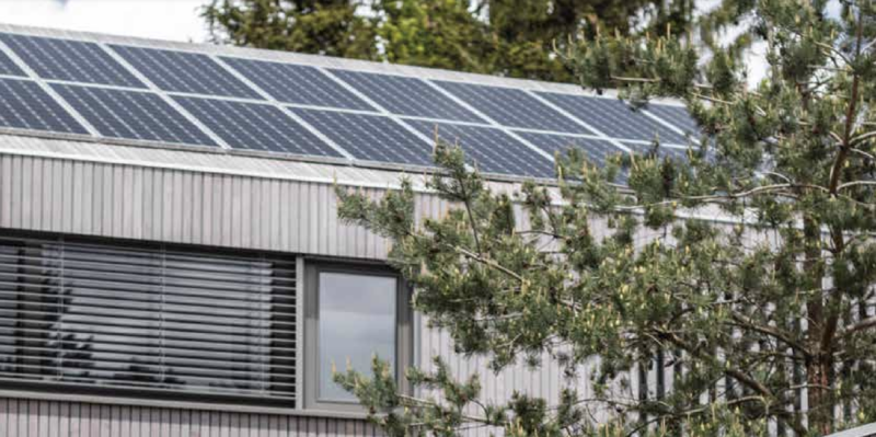 Billedes af solceller på hustag Billedes af solceller på hustag integreret med webasto ladeboks