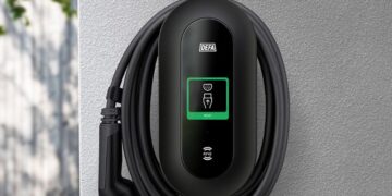 DEFA Power ladeboks installeret på væg i nærbillede