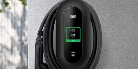 DEFA Power ladeboks installeret på væg i nærbillede