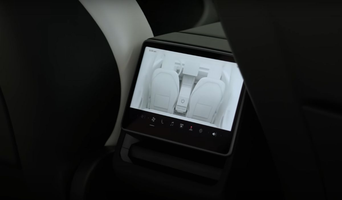 Underholdningsskærm til bagsæde passagerer i Tesla Model Y