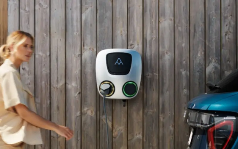 Charge Amps Aura installeret på udendørs væg og oplader Polestar elbil Ladestationen Charge Amps Aura installeret på udendørs væg og oplader Polestar elbil
