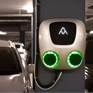 Charge Amps Aura installeret på væg i parketingskelder