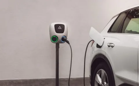 Charge Amps Aura installeret stander og oplader Audi Q4 elbil
