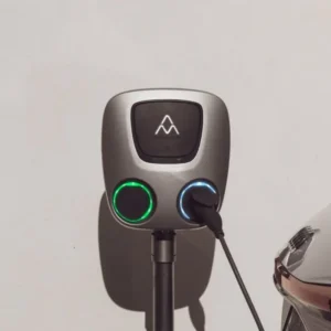 Charge Amps Aura oplader en Audi Q4