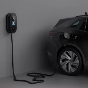 DEFA Power installeret på væg og oplader elbil via fastmonteret type 2 kabel