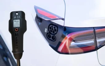 Ladekabel med Tesla knap åbner ladeporten på Tesla Model Y Ladekabel med Tesla knap åbner ladeporten på Tesla Model Y