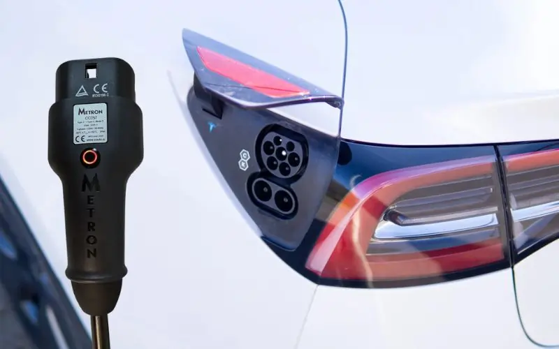 Ladekabel med Tesla knap åbner ladeporten på Tesla Model Y