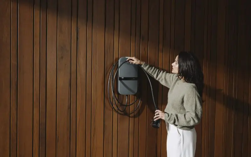 Peblar Home ladeboks installeret på væg i carporten